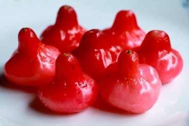 Beyaz arkaplana karşı gül elması ya da balmumu elma ya da Java elması