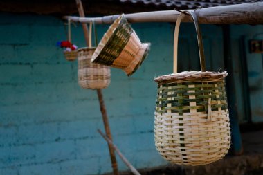 Yol kenarında satılık bambu sepetleri, geleneksel el işi.