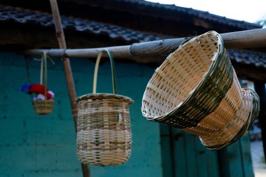 Yol kenarında satılık bambu sepetleri, geleneksel el işi.