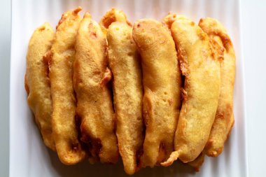 Pazhampori, Maida ve dilimlenmiş muzdan yapılmış geleneksel Kerala çay saati aperatifi, Güney Hindistan mutfağı, seçici odak noktası.