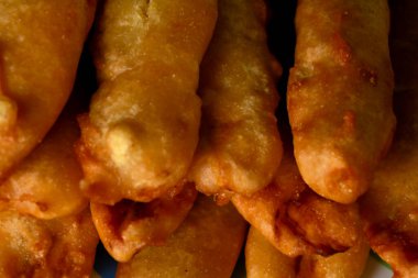 Pazhampori, Maida ve dilimlenmiş muzdan yapılmış geleneksel Kerala çay saati aperatifi, Güney Hindistan mutfağı, seçici odak noktası.