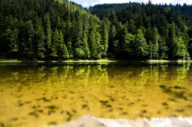Göl temiz su ile dağlarda