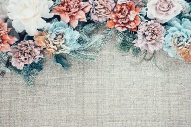 Noel arkaplanı köknar ağacı, Noel çiçekleri ve tuval arkaplanda dekor. Kopyalama alanı olan üst görünüm. Poinsettia, pastel arka planda pastel süslemeler.