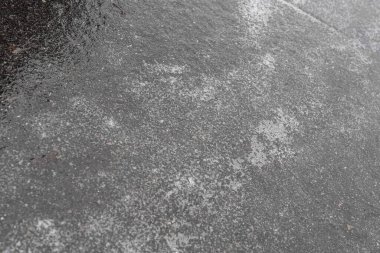 Karlı sulu yol, buzlu yol, buz. Şehirdeki buz ve kardan donmuş patika kaygandır. Buzlu bölge, buz gibi bir yağmurdan sonra taş kaldırımlarla kaplıydı.