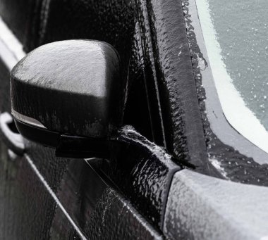 Buzlu araba, buz kazıma. Buz içindeki araba, kış şamatası kaygan yol, buz.