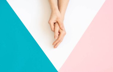 Şık moda kadın manikürü. Kadın Ellerinin Kapanışı. El Cildi Bakımı. Beyaz tenli, doğa manikürlü kadınların yakın çekimi. Metin için yer.