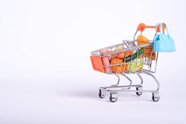Beyaz arka planda küçük oyuncak alışveriş arabası, fotokopi alanı, alışveriş konsepti. Süpermarket Gerçekçi Trolley Arabası, Alıcı için Boş Alışveriş Arabası.