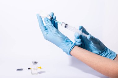 COVID-19 aşısı, doktor, araştırmacılar ellerinde grip, kızamık, rubella ya da hpv aşısı ve iğne aşısı bulunan mavi eldiven ile bebek, çocuk, kadın ya da erkek için şırınga tutuyorlar..