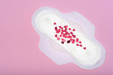 Adet pedleri, kan regli. Adet dönemi ağrı kesici. Aylık olarak regl dönemi ağrı koruması, jinekoloji konsepti. Stokçu kadın adet tamponu.