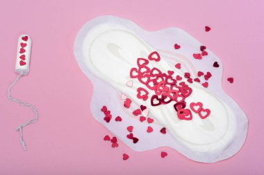 Adet pedleri, kan regli. Adet dönemi ağrı kesici. Kadın hijyen ürünleri. Stokçu kadın adet tamponu. Tamponlu, pedli ve metin için yeri olan jinekolojik pankart.