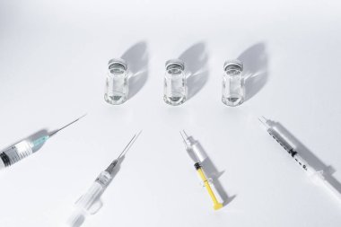 Beyaz arka planda ilaç içeren şırıngalar gibi. Koronavirüs için ilaç ya da aşı içeren ampuller, covid 19..