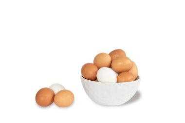 Yumurtalar beyaz arkaplanda. Yemek malzemesi. Kaptaki çiğ tavuk yumurtalarının yakın plan görüntüsü..