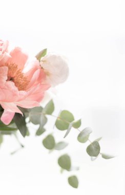 Beyaz arka planda bir buket şakayık. Okaliptüs ve şakayık buketi cam bir vazoda. Güzel bir buket çiçek. Kadınlar Günü, 8 Mart, Anneler Günü..