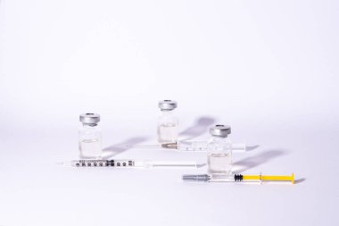 Beyaz arka planda ilaç içeren şırıngalar gibi. Koronavirüs için ilaç ya da aşı içeren ampuller, covid 19..