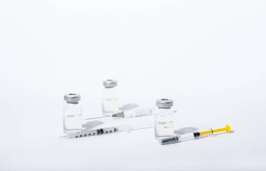 Beyaz arka planda ilaç içeren şırıngalar gibi. Koronavirüs için ilaç ya da aşı içeren ampuller, covid 19..