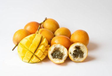 Mangolu tropik meyve salatası, kivi, tutku meyvesi, granadilla, beyaz arka planda, kopyalama alanı. Lezzetli meyve ve böğürtlen tabağı. Taze, sağlıklı, tropikal meyve seçimi.