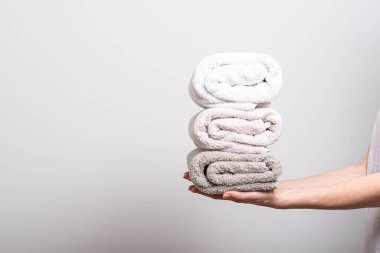 Kadının elinde temiz, katlanmış havlular var. Terry havluları. Sessizlik lütfen..