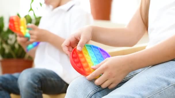 Çocuklar Onunla Oynar Basit Gamzeler Duyusal Oyuncaklar Kız Erkek Renkli — Stok video