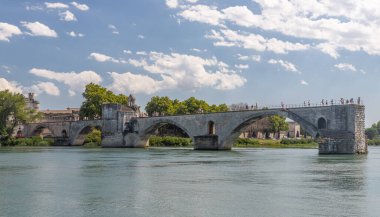 Fransa, Avrupa 'daki Provence' deki Rhone Nehri üzerindeki Pont Saint Benezet köprüsü