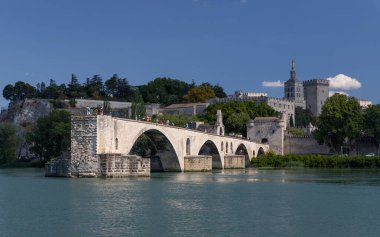 Fransa, Avrupa 'daki Provence' deki Rhone Nehri üzerindeki Pont Saint Benezet köprüsü