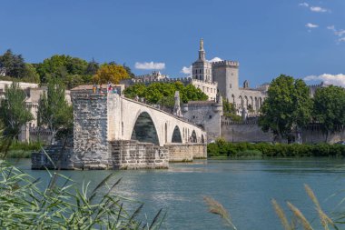 Fransa, Avrupa 'daki Provence' deki Rhone Nehri üzerindeki Pont Saint Benezet köprüsü