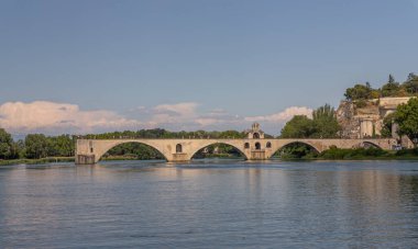 Fransa, Avrupa 'daki Provence' deki Rhone Nehri üzerindeki Pont Saint Benezet köprüsü
