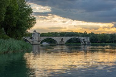Fransa, Avrupa 'daki Provence' deki Rhone Nehri üzerindeki Pont Saint Benezet köprüsü