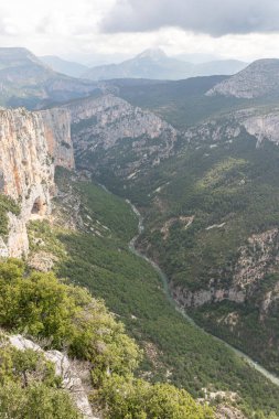 Dağların manzarası ve Fransa 'nın güneyindeki Verdon vadisi.