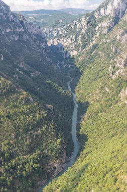 Dağların manzarası ve Fransa 'nın güneyindeki Verdon vadisi.