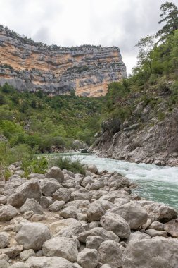 Dağların manzarası ve Fransa 'nın güneyindeki Verdon vadisi.