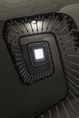 İsviçre Cenevre 'deki tarihi, eski bir binada güzel merdivenler ve merdiven boşluğu.