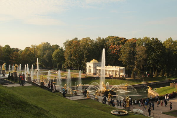 Walk in Peterhof, the kingdom of fountains and parks