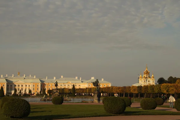 Spacer w peterhof, Królestwo fontanny i parki — Zdjęcie stockowe