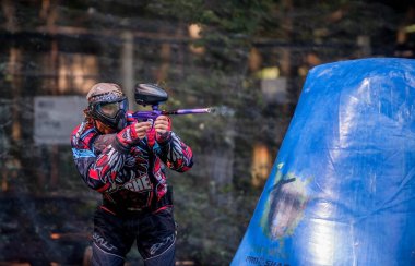 - Rusya. Stavopol. 07 / 21 / 2018 Rus Paintball Federasyonu 4. seviye spor paintball elemeleri. Yarışmaya Güney Federal Bölgesi 'nden 12' den fazla takım katıldı..