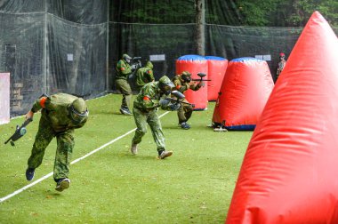 - Rusya. Stavopol. 7 / 27 / 2019 Gazprom çalışanlarının genç uzmanları arasında düzenlenen beşinci yıllık şirket turnuvası. Spor sahasında amatör olmayan takımlarla yapılan paintball müsabakaları.