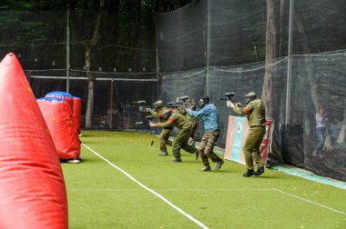 - Rusya. Stavopol. 7 / 27 / 2019 Gazprom çalışanlarının genç uzmanları arasında düzenlenen beşinci yıllık şirket turnuvası. Spor sahasında amatör olmayan takımlarla yapılan paintball müsabakaları.