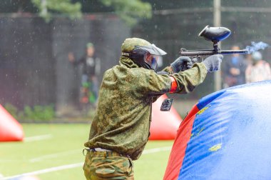 - Rusya. Stavopol. 7 / 27 / 2019 Gazprom çalışanlarının genç uzmanları arasında düzenlenen beşinci yıllık şirket turnuvası. Spor sahasında amatör olmayan takımlarla yapılan paintball müsabakaları.
