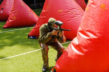 - Rusya. Stavopol. 7 / 27 / 2019 Gazprom çalışanlarının genç uzmanları arasında düzenlenen beşinci yıllık şirket turnuvası. Spor sahasında amatör olmayan takımlarla yapılan paintball müsabakaları.