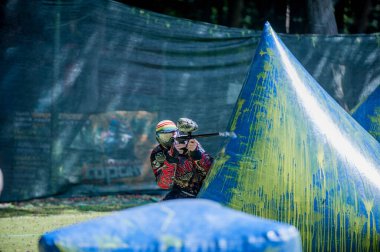 - Rusya. Stavopol. 07 / 21 / 2018 Rus Paintball Federasyonu 4. seviye spor paintball elemeleri. Yarışmaya Güney Federal Bölgesi 'nden 12' den fazla takım katıldı..