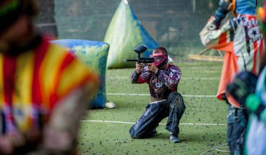 - Rusya. Stavopol. 07 / 21 / 2018 Rus Paintball Federasyonu 4. seviye spor paintball elemeleri. Yarışmaya Güney Federal Bölgesi 'nden 12' den fazla takım katıldı..