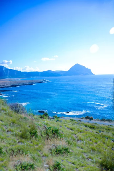 Italiaanse kliffen langs de Italiaanse kust van zuiden — Stockfoto