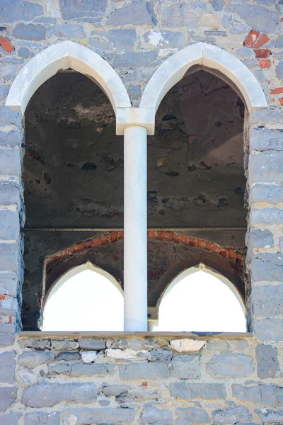 Πέτρινο διαχώρισμα παράθυρο σπάνια θέα — Φωτογραφία Αρχείου
