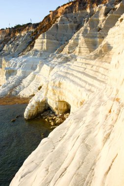 Gün batımında Sicilya 'daki Scala dei Turchi manzarası. Erozyon en çok görüldüğü zaman.