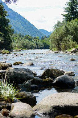 Köşe nehir kayaları gizli İtalyan dağları