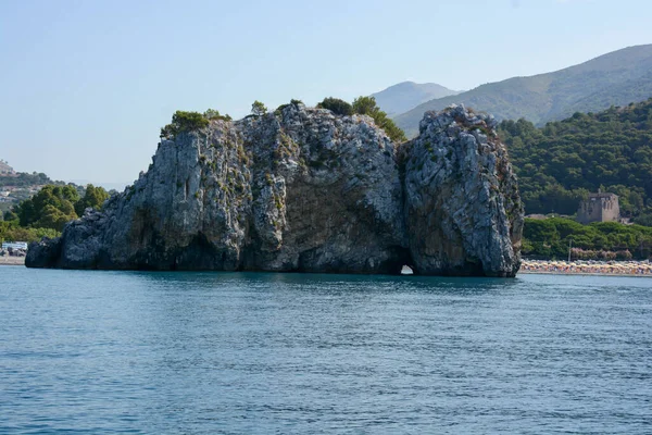 ユニークで壮大なイタリアの崖Palinuro Italyで珍しい景色 ストック画像