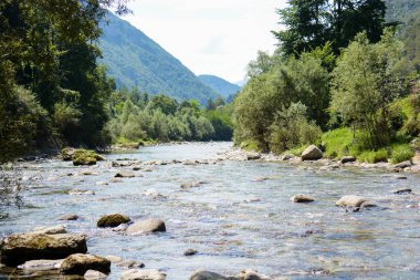 Köşe nehir kayaları gizli İtalyan dağları