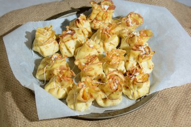 İtalyan Parmak Yemeği peynirli krep ve haşhaş tohumlu