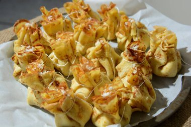 İtalyan Parmak Yemeği peynirli krep ve haşhaş tohumlu