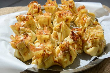 İtalyan Parmak Yemeği peynirli krep ve haşhaş tohumlu