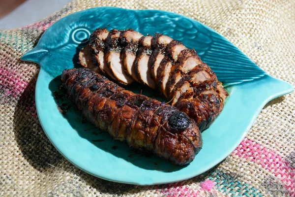 Ev yapımı İtalyan yemeği: kuru erik, pastırma, şam fıstığı ve arpacıkla doldurulmuş dana eti.